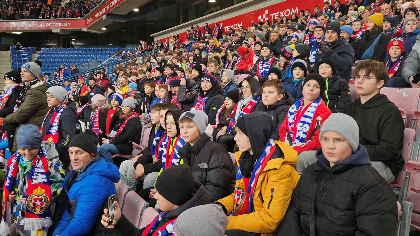 Młodzież na meczu Wisły Kraków 2024
