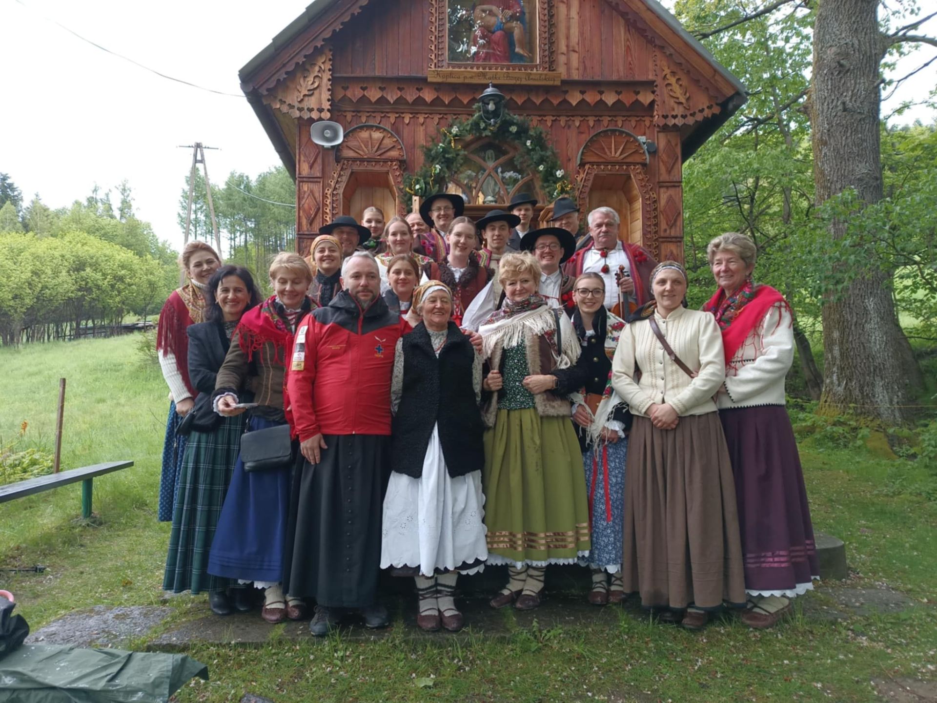 Msza Święta i majówka w kaplicy w Zawoi Mosorne